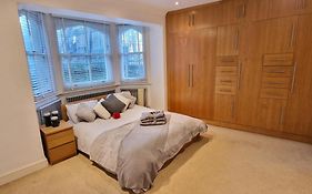 Action Packed Local 3Br 1 Mins Walk To Everything