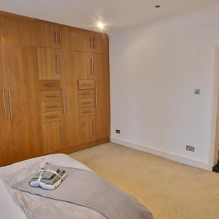 Action Packed Local 3Br 1 Mins Walk To Everything Apartment London Exterior photo