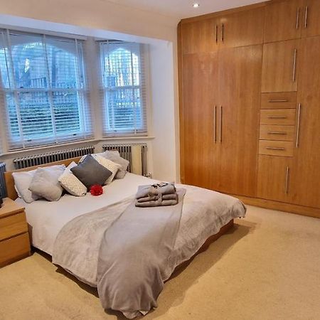 Action Packed Local 3Br 1 Mins Walk To Everything Apartment London Exterior photo
