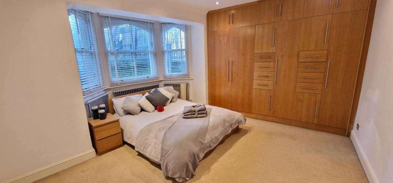 Action Packed Local 3Br 1 Mins Walk To Everything Apartment London Exterior photo