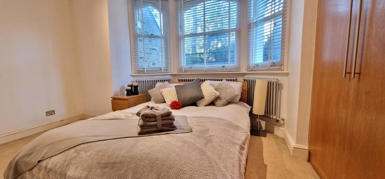 Action Packed Local 3Br 1 Mins Walk To Everything Apartment London Exterior photo