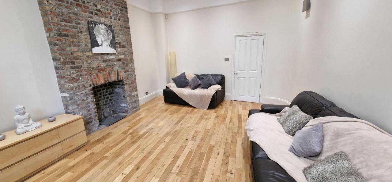 Action Packed Local 3Br 1 Mins Walk To Everything Apartment London Exterior photo