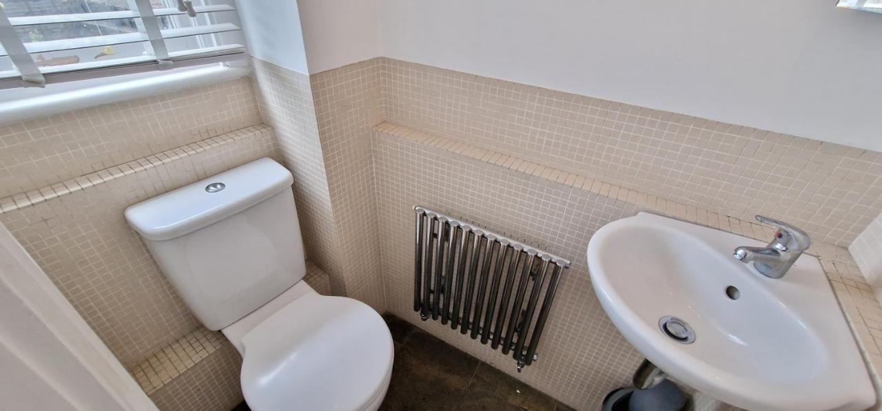 Action Packed Local 3Br 1 Mins Walk To Everything Apartment London Exterior photo
