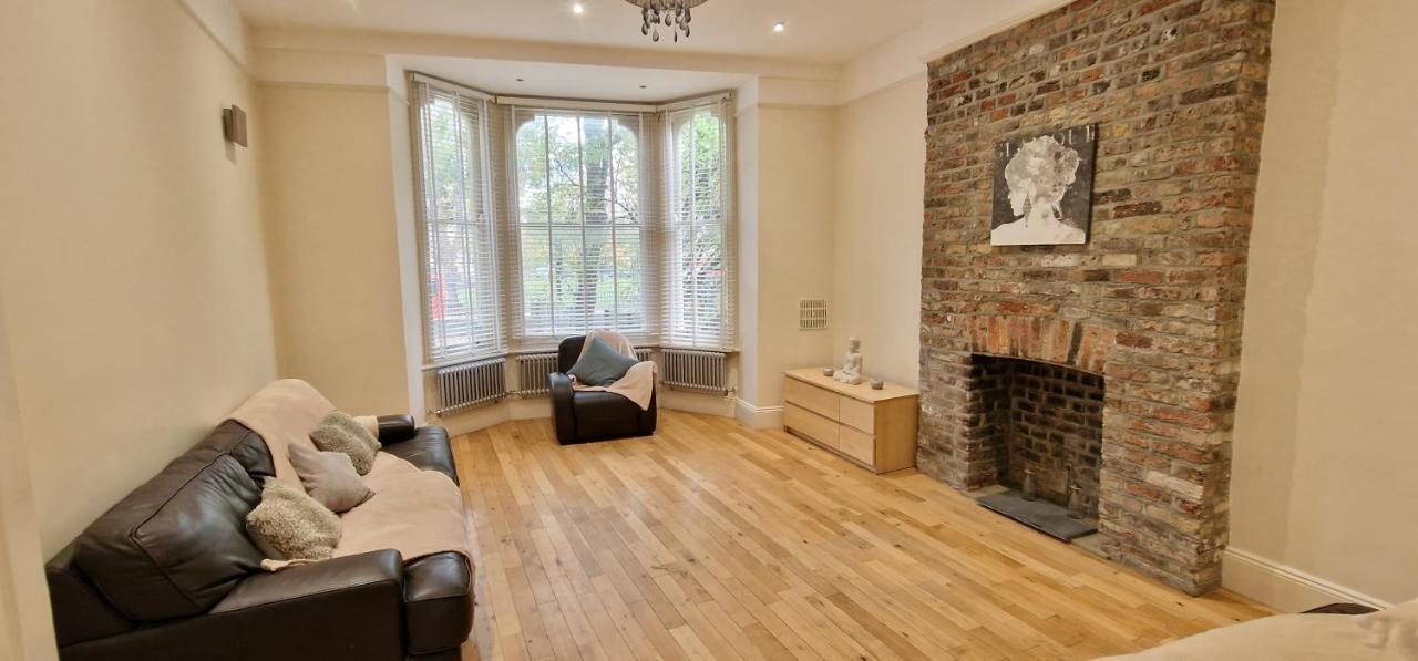 Action Packed Local 3Br 1 Mins Walk To Everything Apartment London Exterior photo