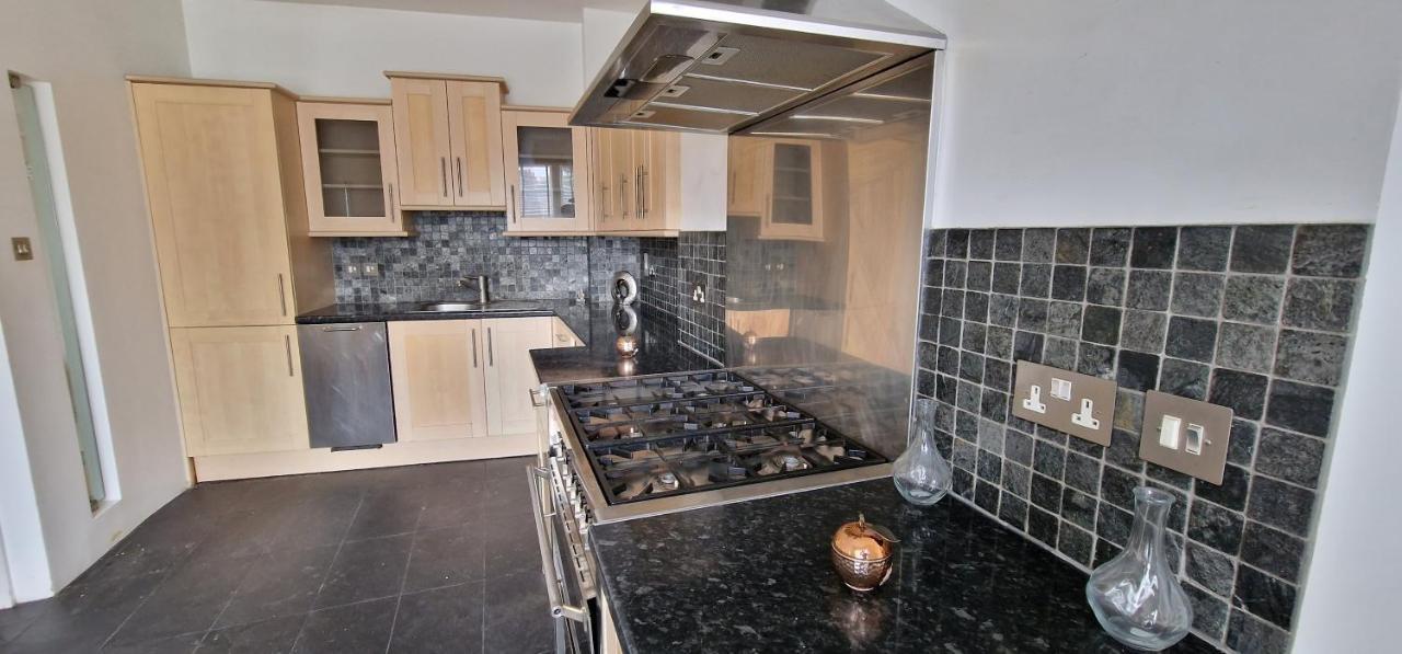 Action Packed Local 3Br 1 Mins Walk To Everything Apartment London Exterior photo